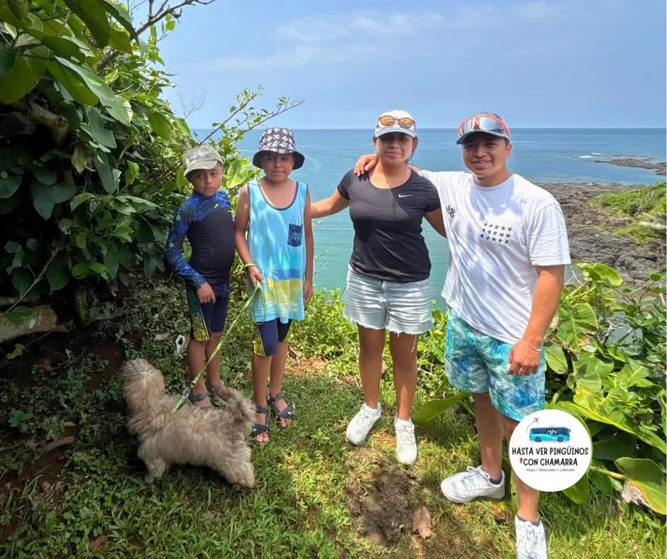 Familia viajera frente al mar